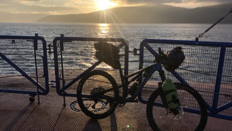 bikepacking au coucher de soleil